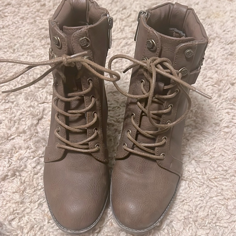 Daisy Fuentes tie up boots